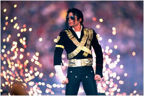 迈克尔-杰克逊在1993年的表演将超级碗中场秀带入了新的高度