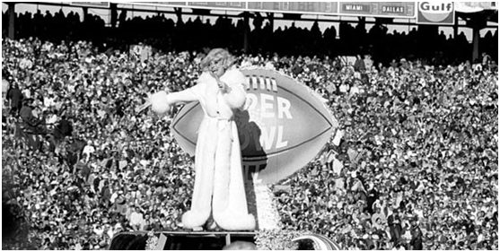 　1970年第4届超级碗，卡罗尔 钱宁(Carol Channing)成为史上首位在中场秀演出的明星