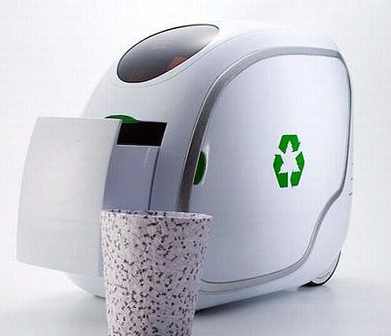 这款环保废纸篓制造机就像Wall·E一样，可以把废纸装进肚子里，压缩成一个纸篓