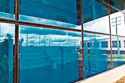巴西建築師設計全透明公廁引爭議(圖)