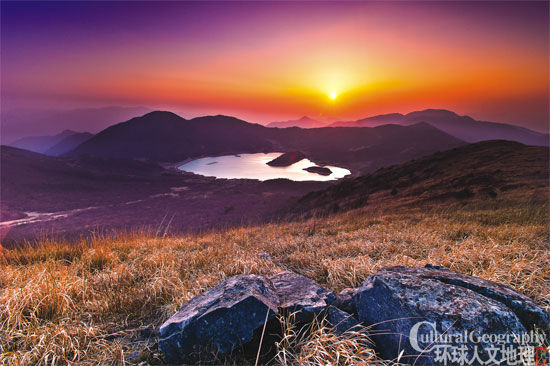 一汪湖水在山巅