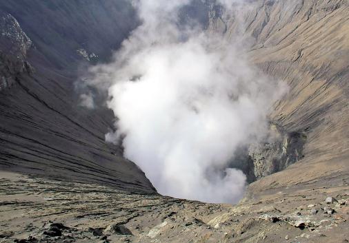 正冒著白煙的婆羅摩火山口