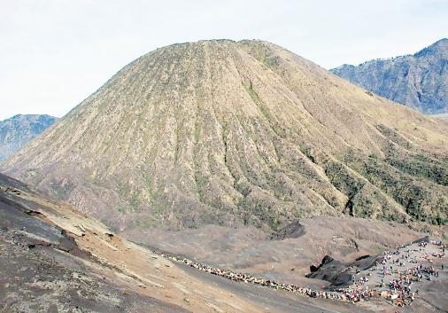 遊客要從山下排隊上婆羅摩火山