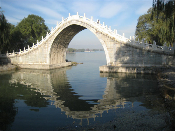 此桥旧名"穹桥",俗称驼峰桥,清乾隆时建造.