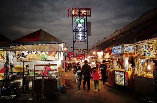 资讯 生活 旅行  3,辅大花园夜市 规划超过五百个摊位格的花园夜市,可