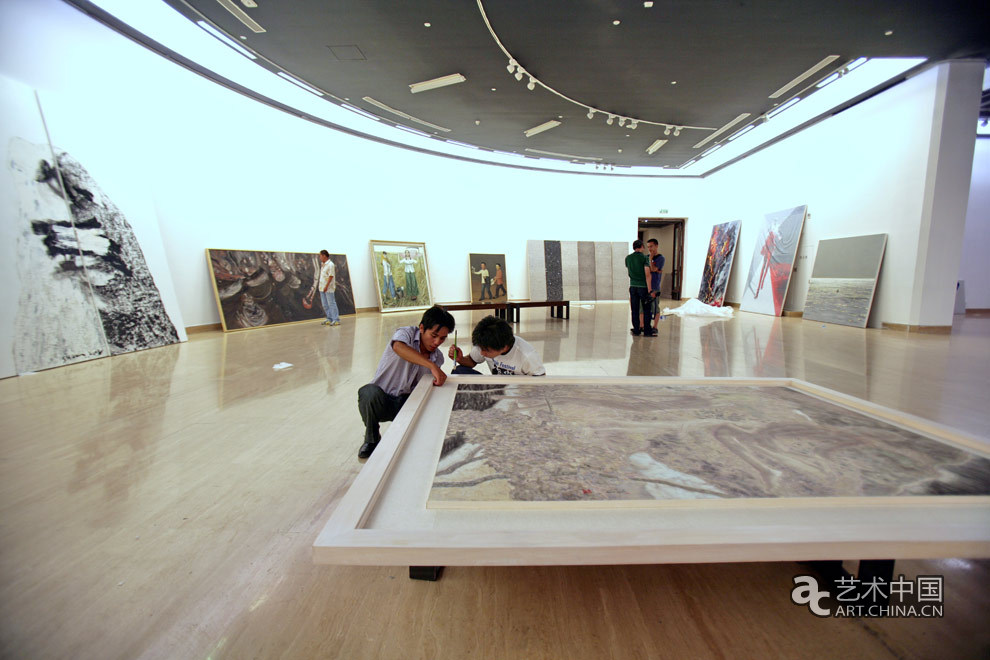 汪港清的作品在中国美术馆展前装框