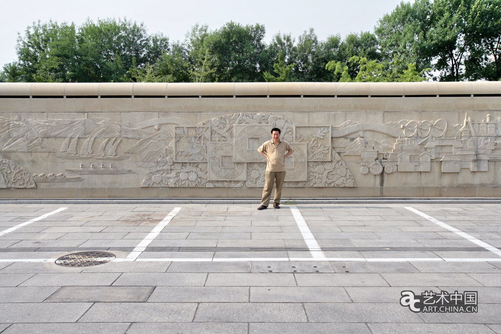 汪港清在北京平谷区财政局自己壁画作品前
