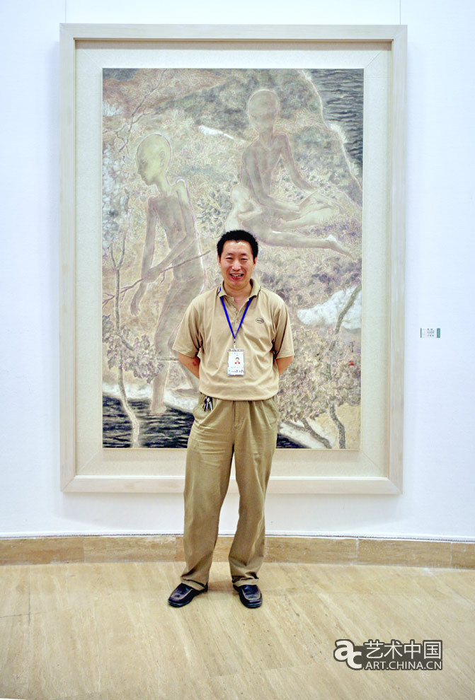 汪港清在中国美术馆圆厅自己作品前