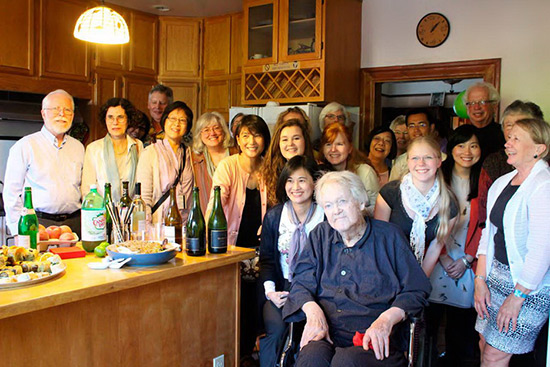 去年8月，高居翰与朋友、学生一起在家中庆祝87岁生日（图片由黄晓、刘珊珊提供）。