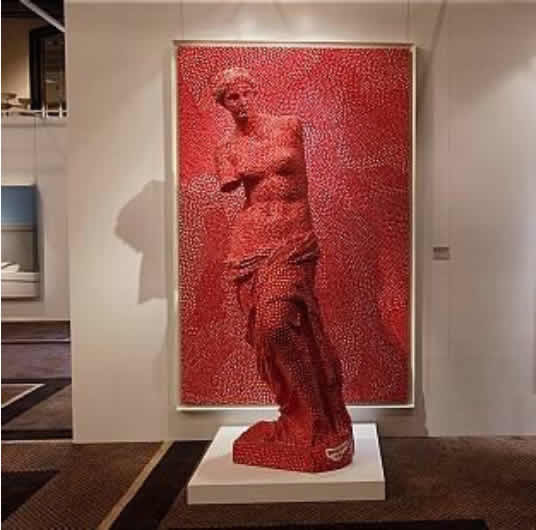草間彌生，《維納斯No.4—被無限網所抹殺的維納斯雕像》