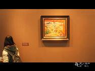     今年杰奎琳画廊推出一个名为“大师的大师”的主题展，展出的是当年吴冠中在法国留学时候的恩师，色彩大师安德烈·洛特的五件作品  。图为一名观众在观看安德烈·洛特的油画《露台上的洛特夫人》。       (图/文 许柏成)