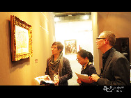     圖為傑奎琳畫廊藝術總監菲利普·傑奎琳（右）在向一名藏家講解安德烈·洛特的一幅小型風景作品。據悉，安德烈•洛特已成為國際藝  術品市場上炙手可熱的藝術家之一，去年的蘇富比紐約夜場拍賣中，洛特的作品創下當年新高。       (圖/文 許柏成)