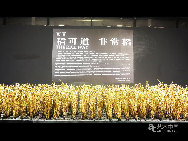    銅雕藝術大師朱炳仁的作品《稻可稻，非常稻》在展場內亮相，引來關注。       (圖/文 許柏成)