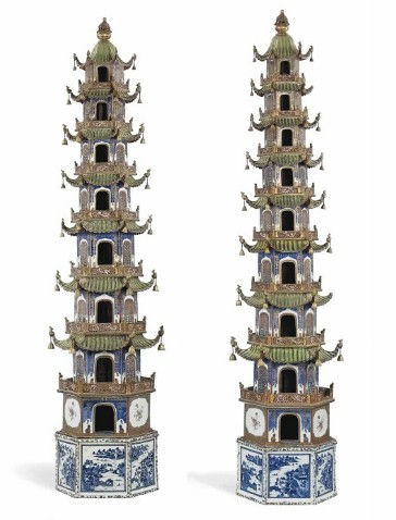 此次上拍的一对粉彩描金玲珑塔，制作于1750年至1800年间，估价25万至30万英镑。