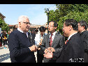     2013年5月29日下午3时，第55届威尼斯双年展中国馆迎来开幕式。图为威尼斯双年展主席保罗-巴拉特(Paolo Baratta）与中国文化部外联局副局长谢金英交流。
