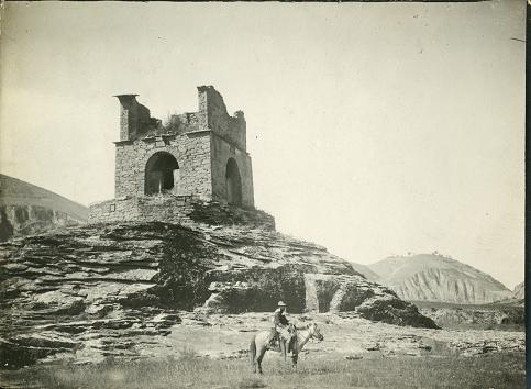 山谷里废弃的庙宇及骑马人近景，1909年夏天