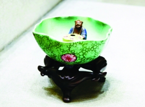 南博特展馆内展出的“南迁文物”：清代光绪绿地粉彩“公道杯”