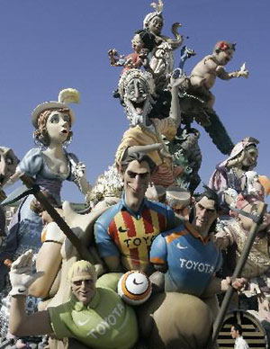 西班牙东部城市巴伦西亚 法雅节 上的人偶